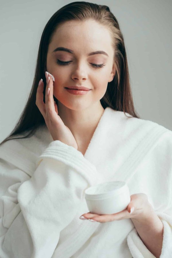 Quels produits de soins personnels sont essentiels dans une routine de beauté ?