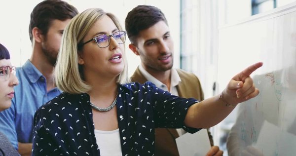 Management autoritaire en entreprise: quels sont les avantages et les inconvénients ?